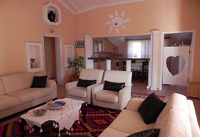 Open plan living room and kitchen . - Dalyan Palace . (Fotogalerie) }}