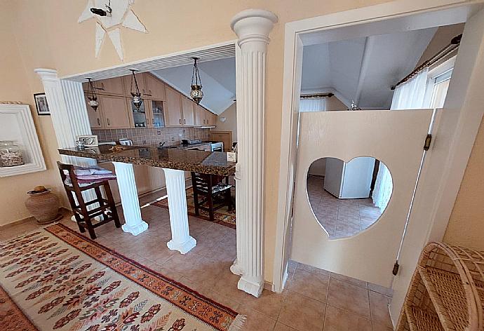 Open plan living room and kitchen . - Dalyan Palace . (Fotogalerie) }}