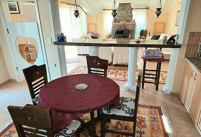 Open plan living room and kitchen . - Dalyan Palace . (Fotogalerie) }}