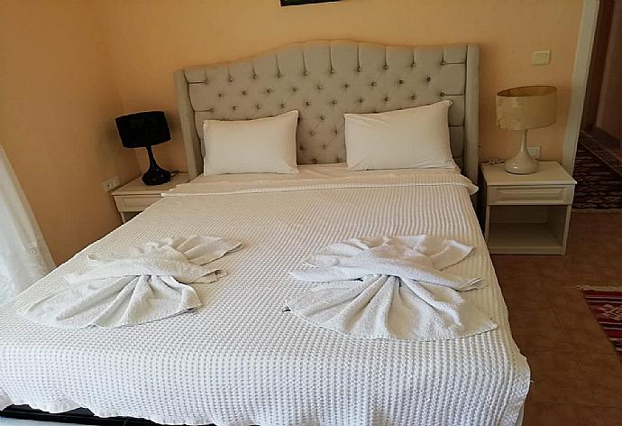 Double bedroom . - Dalyan Palace . (Galerie de photos) }}