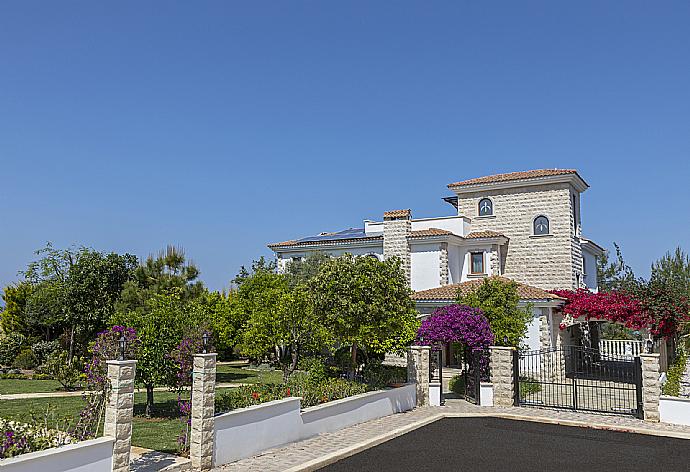 Beautiful villa with private pool, terrace, and garden . - Villa Evangelia . (Галерея фотографий) }}