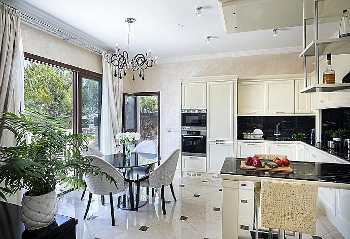 Equipped kitchen . - Villa Evangelia . (Fotogalerie) }}