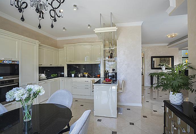 Equipped kitchen . - Villa Evangelia . (Fotogalerie) }}