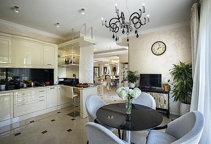 Equipped kitchen . - Villa Evangelia . (Photo Gallery) }}