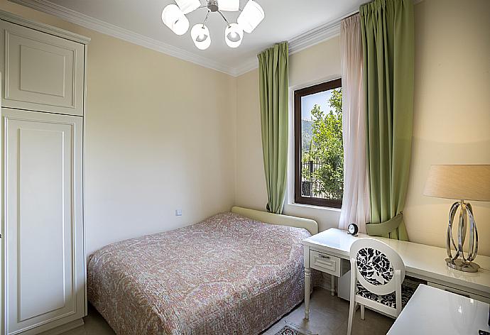 Bedroom with en suite bathroom A/C . - Villa Evangelia . (Fotogalerie) }}