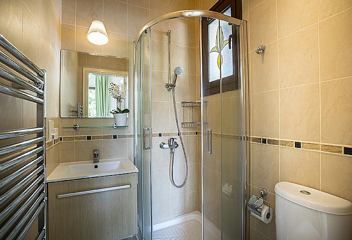 Bathroom with shower . - Villa Evangelia . (Galerie de photos) }}