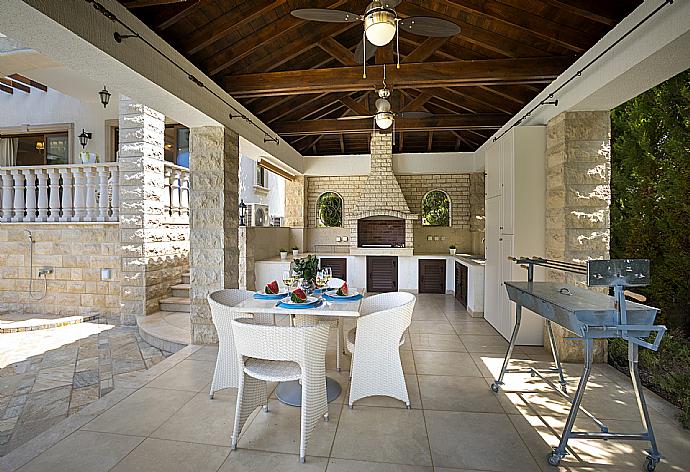 Sheltered terrace area with BBQ . - Villa Evangelia . (Galerie de photos) }}