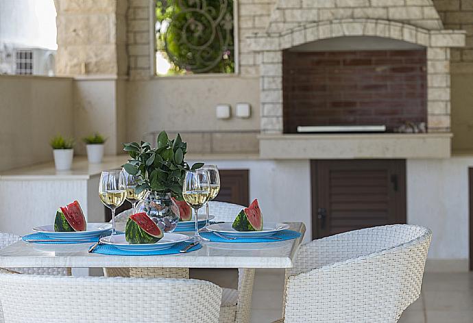 Sheltered terrace area with BBQ . - Villa Evangelia . (Galerie de photos) }}