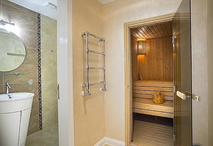 Bathroom with sauna . - Villa Evangelia . (Fotogalerie) }}