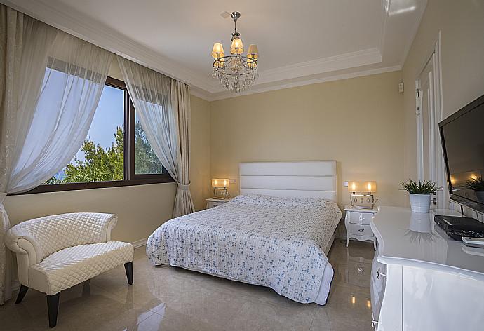 Double bedroom with en suite bathroom and A/C . - Villa Evangelia . (Fotogalerie) }}