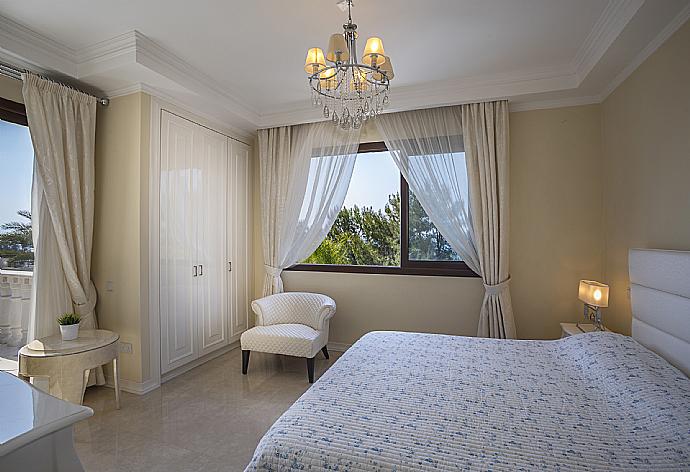 Double bedroom with en suite bathroom and A/C . - Villa Evangelia . (Galerie de photos) }}