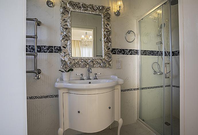 Bathroom with shower . - Villa Evangelia . (Fotogalerie) }}