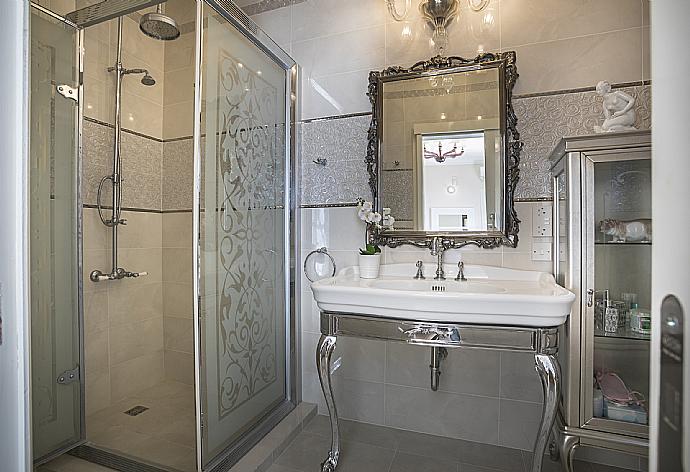 Bathroom with shower . - Villa Evangelia . (Galerie de photos) }}