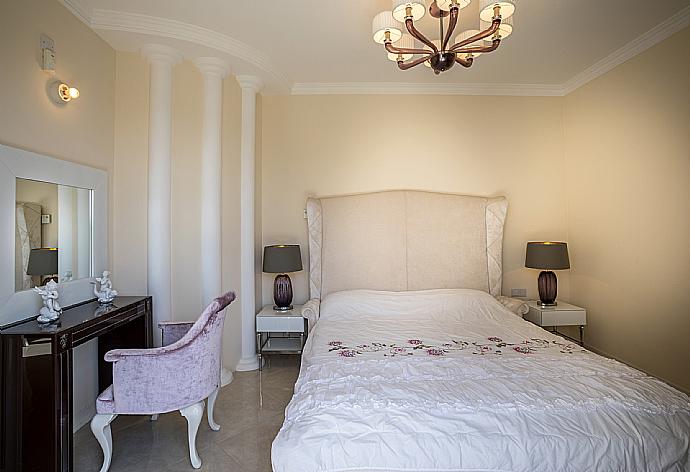 Double bedroom with en suite bathroom and A/C . - Villa Evangelia . (Galleria fotografica) }}