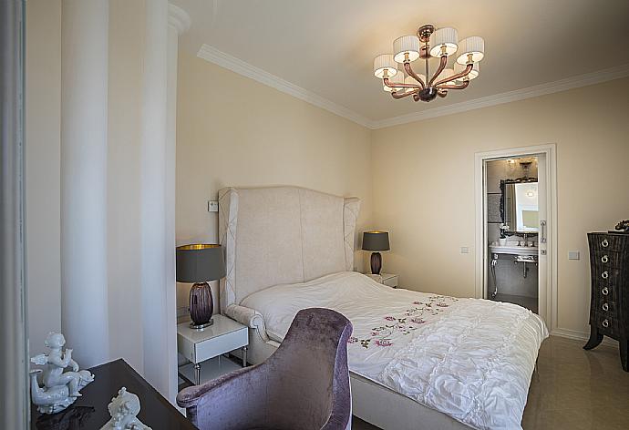 Double bedroom with en suite bathroom and A/C . - Villa Evangelia . (Fotogalerie) }}