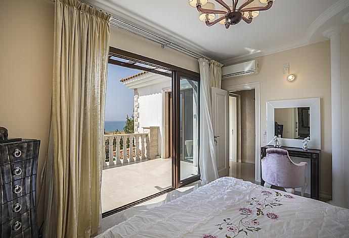 Double bedroom with en suite bathroom and A/C . - Villa Evangelia . (Galleria fotografica) }}