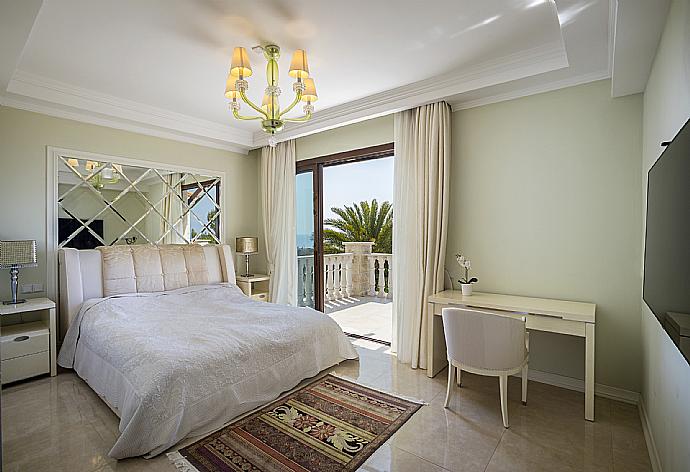 Double bedroom with en suite bathroom and A/C . - Villa Evangelia . (Galleria fotografica) }}