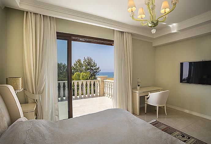 Double bedroom with en suite bathroom and A/C . - Villa Evangelia . (Photo Gallery) }}