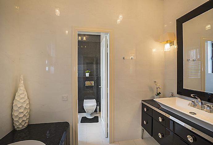 Bathroom with shower . - Villa Evangelia . (Galerie de photos) }}