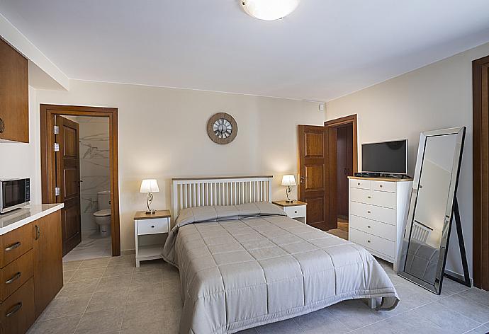 Double bedroom with en suite bathroom and A/C . - Villa Emilia . (Galleria fotografica) }}