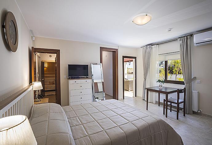 Double bedroom with en suite bathroom and A/C . - Villa Emilia . (Galleria fotografica) }}