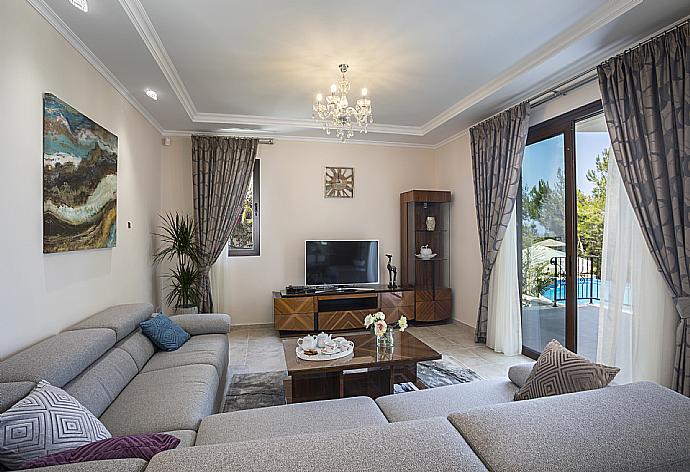 Open-plan living room with sofas, dining area, kitchen, A/C, WiFi internet and satellite TV . - Villa Emilia . (Photo Gallery) }}