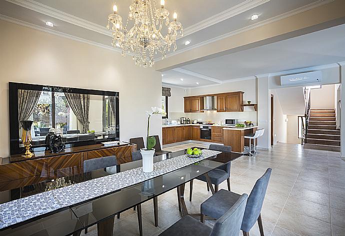 Open-plan living room with sofas, dining area, kitchen, A/C, WiFi internet and satellite TV . - Villa Emilia . (Galería de imágenes) }}