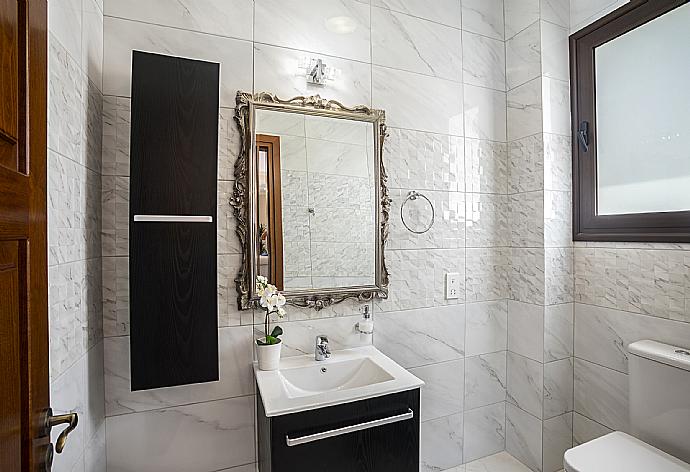 Bathroom . - Villa Emilia . (Galerie de photos) }}