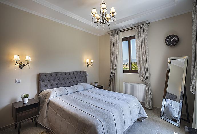 Double bedroom with en suite bathroom and A/C . - Villa Emilia . (Galerie de photos) }}