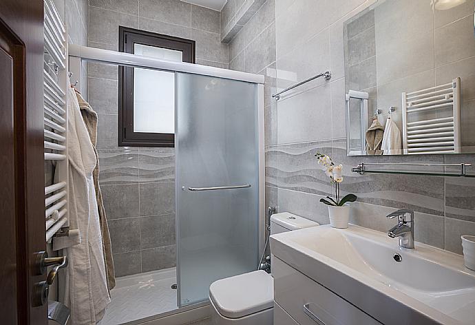 Bathroom with shower . - Villa Emilia . (Fotogalerie) }}