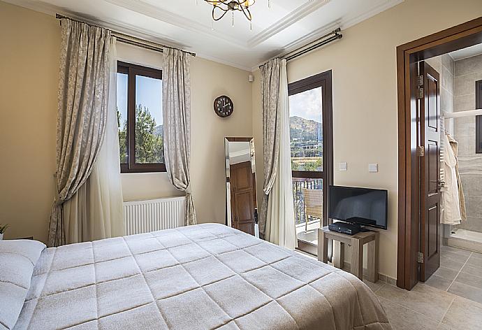 Double bedroom with en suite bathroom and A/C . - Villa Emilia . (Галерея фотографий) }}