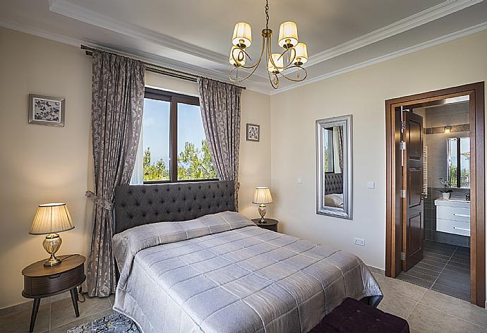 Double bedroom with en suite bathroom and A/C . - Villa Emilia . (Galerie de photos) }}