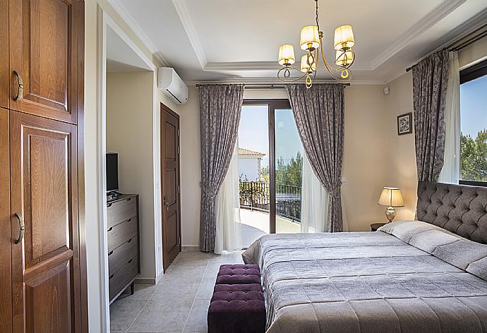 Double bedroom with en suite bathroom and A/C . - Villa Emilia . (Galerie de photos) }}