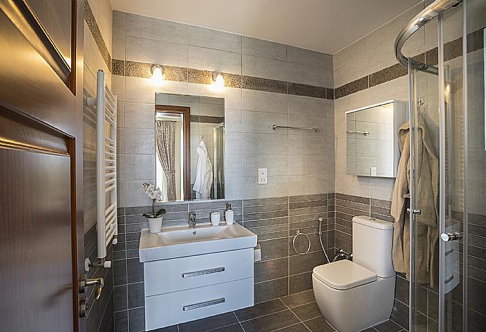 Bathroom with shower . - Villa Emilia . (Galerie de photos) }}