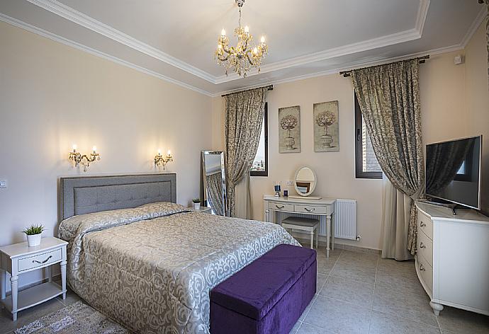 Double bedroom with en suite bathroom and A/C . - Villa Emilia . (Галерея фотографий) }}