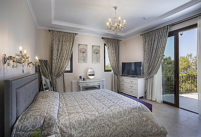 Double bedroom with en suite bathroom and A/C . - Villa Emilia . (Galería de imágenes) }}