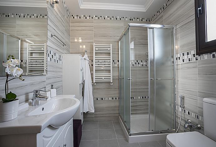 Bathroom with shower . - Villa Emilia . (Photo Gallery) }}