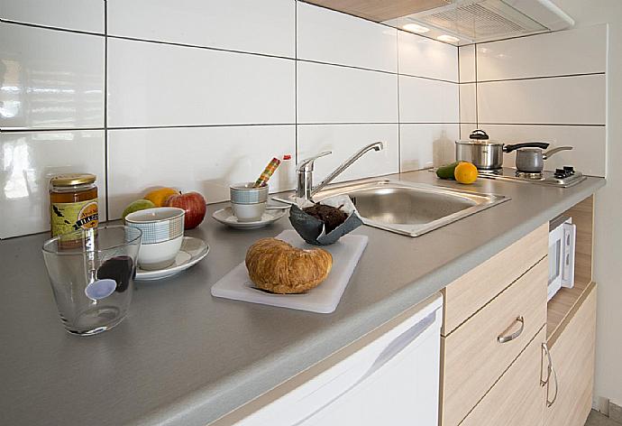 Equipped kitchen . - Paxos Bay Studio . (Galerie de photos) }}