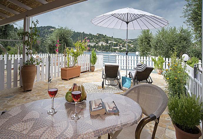 Private terrace with sea view . - Paxos Bay Studio . (Galerie de photos) }}