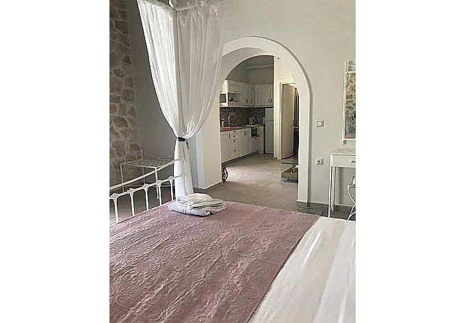 Double bedroom with equipped kitchen . - Paxos Bay Jacuzzi Studio . (Galleria fotografica) }}