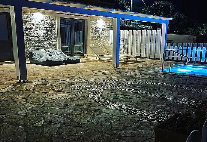 ,Private terrace with jacuzzi . - Paxos Bay Jacuzzi Studio . (Galleria fotografica) }}