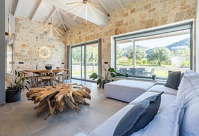 Open-plan living room with sofas, dining area, kitchen, A/C, WiFi internet, and satellite TV . - Villa Ersi . (Galleria fotografica) }}