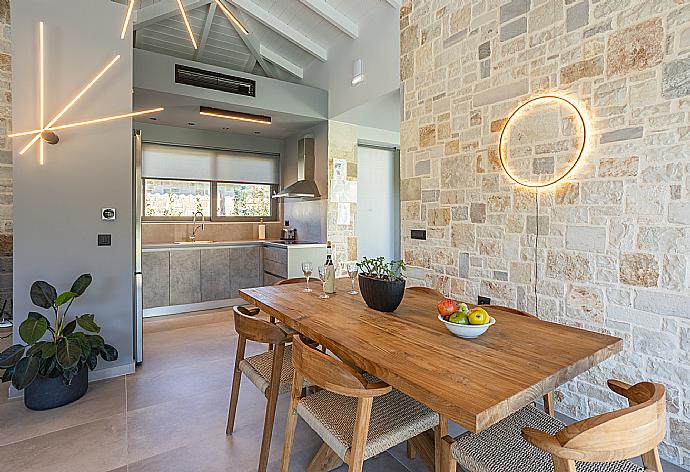 Open-plan living room with sofas, dining area, kitchen, A/C, WiFi internet, and satellite TV . - Villa Ersi . (Galleria fotografica) }}