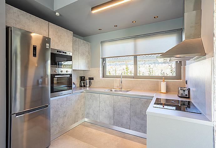 Equipped kitchen . - Villa Ersi . (Photo Gallery) }}