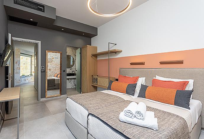 Twin bedroom with en suite bathroom, A/C, and TV . - Villa Ersi . (Fotogalerie) }}