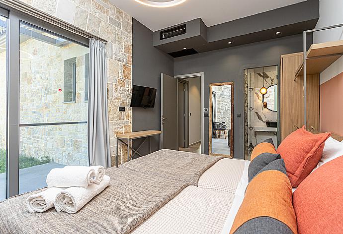 Twin bedroom with en suite bathroom, A/C, and TV . - Villa Ersi . (Galerie de photos) }}