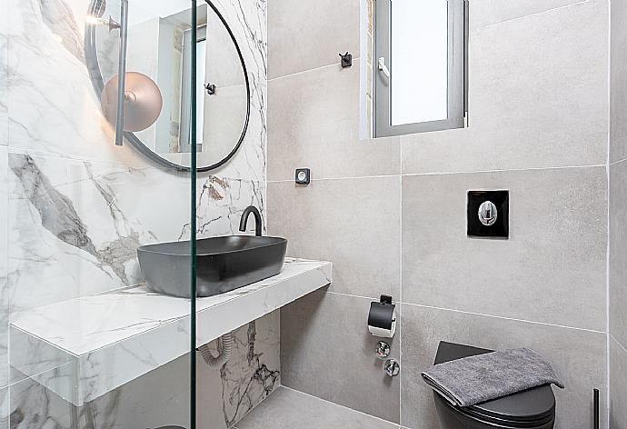 En suite bathroom with shower . - Villa Ersi . (Fotogalerie) }}