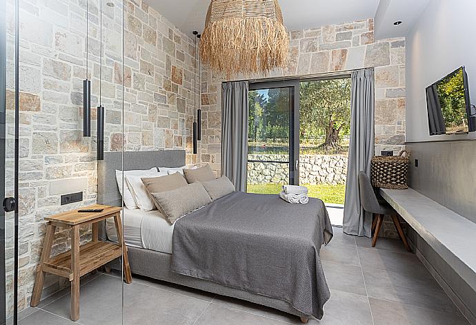 Double bedroom with en suite bathroom, A/C, and TV . - Villa Ersi . (Galerie de photos) }}