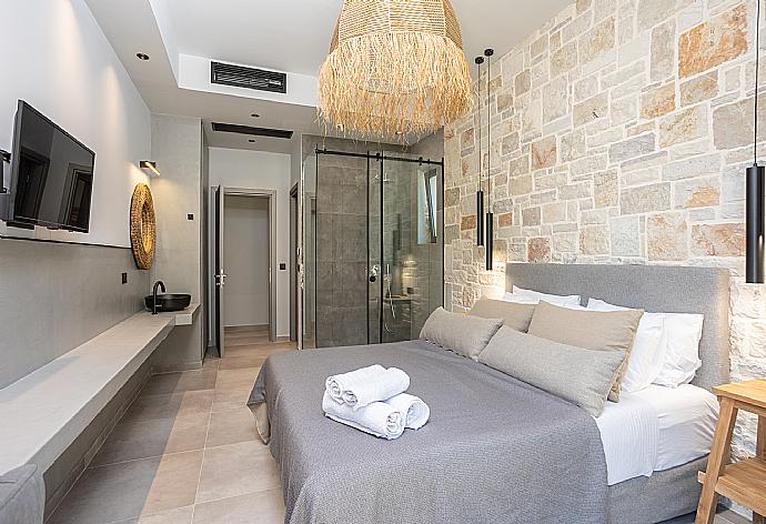 Double bedroom with en suite bathroom, A/C, and TV . - Villa Ersi . (Galerie de photos) }}