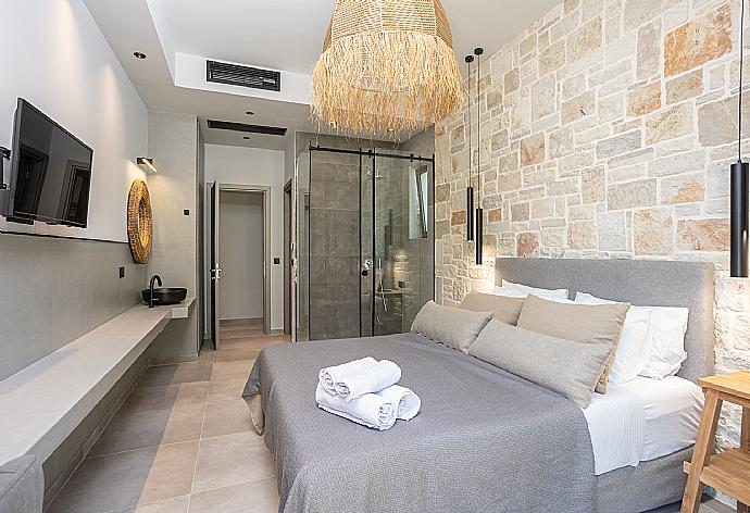 Double bedroom with en suite bathroom, A/C, and TV . - Villa Ersi . (Photo Gallery) }}